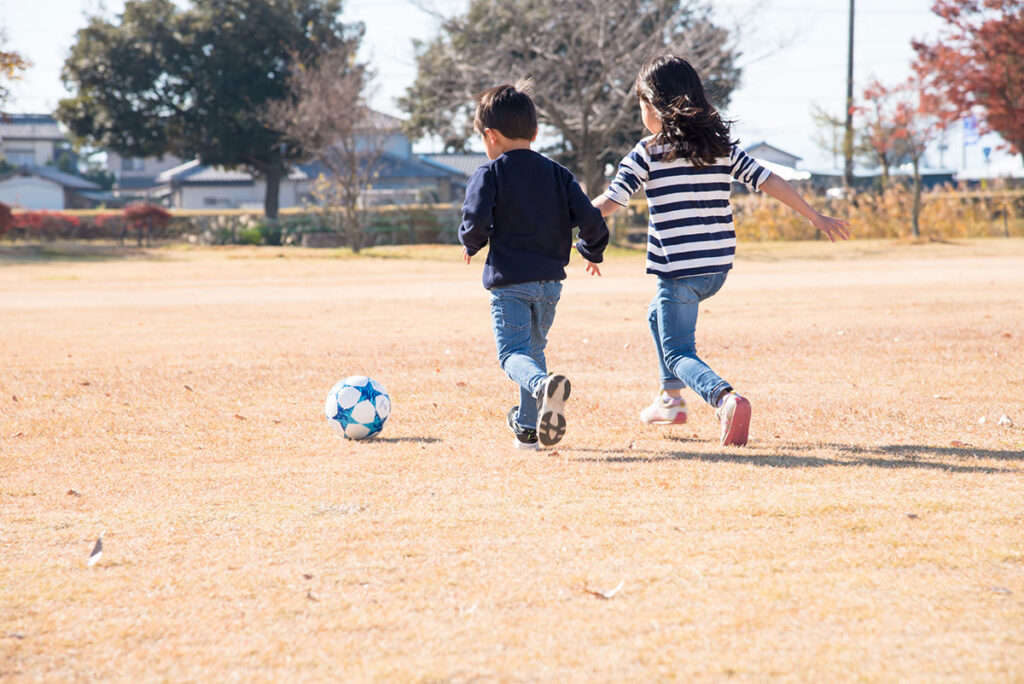 サッカーをする子ども
